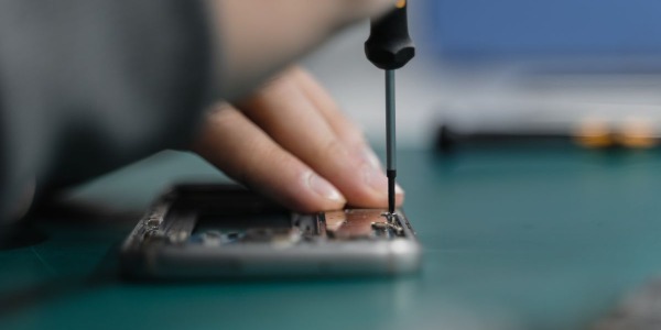 Cómo cambiar la pantalla de un móvil paso a paso